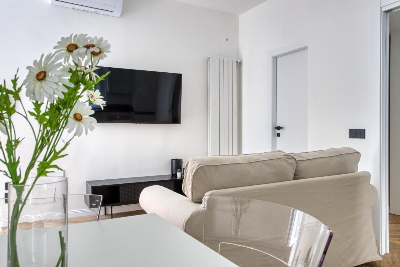 Joivy Stunning Flat With Balcony Apartment Milan Bagian luar foto